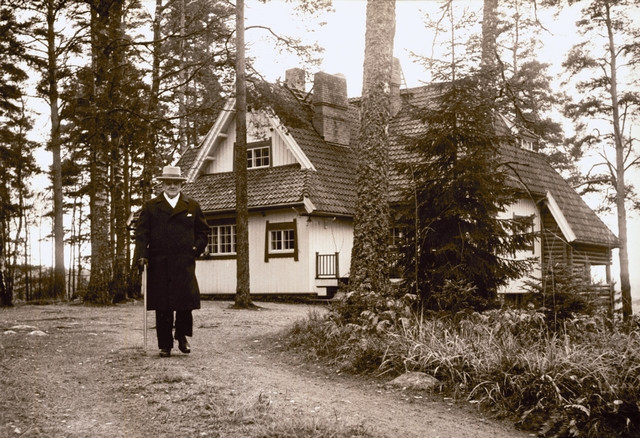 Jean Sibelius Ainolan pihamaalla.