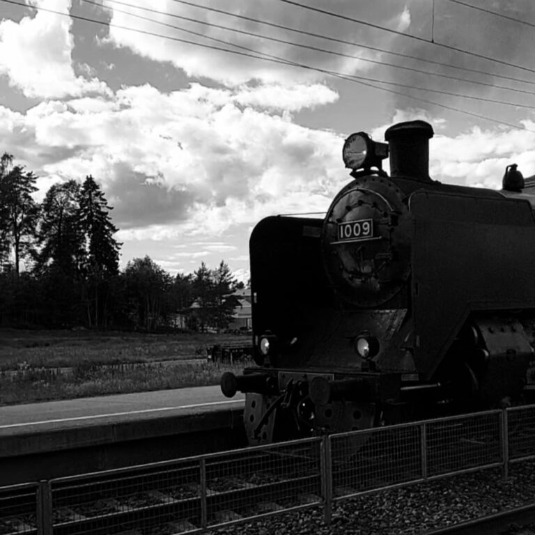 Mustavalkoinen kuva vanhasta junasta.